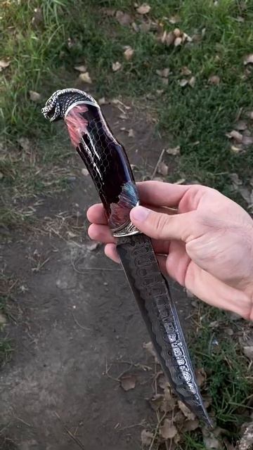 Шикарный нож из дамасской стали Гюрза смотреть онлайн