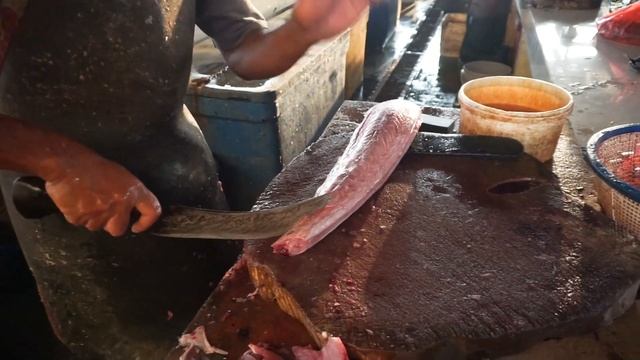 EXPERT & PROFESSIONAL KNIFE CUTTING HUGE MAHI MAHI FISH смотреть онлайн