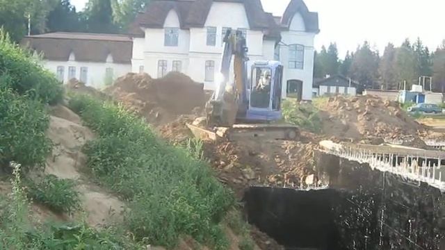 Обратная засыпка. Экскаватор Komatsu PC-75 смотреть онлайн
