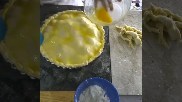 Plum Tarte Tatin 🍑 Easy & Delicious! #TarteTatin #Shorts смотреть онлайн