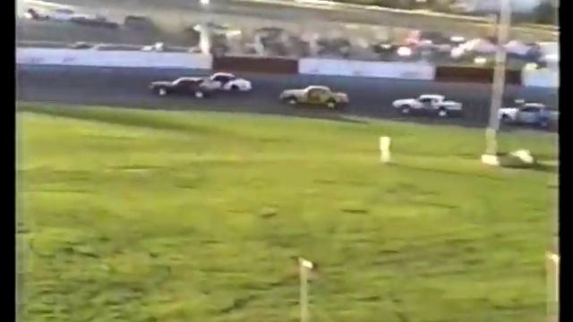 Shasta Raceway Park 8-7-04 Bomber Heat Race 3 смотреть онлайн