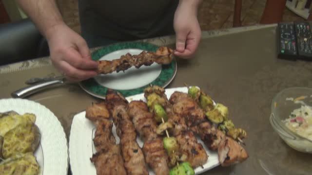 С 23 ФЕВРАЛЯ! ГОТОВИМ ШАШЛЫК ИЗ ИНДЕЙКИ В ОГУРЕЧНОМ МАРИНАДЕ В ГАЗОВОМ ГРИЛЕ PRIMELINER!) смотреть онлайн