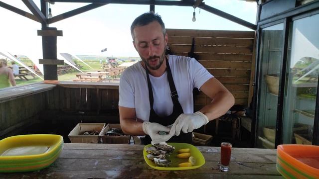 Как скушать устричку (вкусная рекоммендация) от "Устрицы Скифии" смотреть онлайн