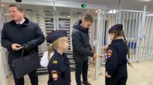 Юные кадеты и дамы в форме поздравляют мужчин с Днем защитника Отечества!