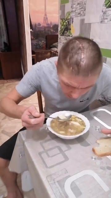 БЕЗУМНЫЙ ПАША ПРОБУЕТ ОБАЛДЕНЫЙ КУРИНЫЙ СУП С КЛЕЦКАМИ ОТ ИРИШКИ ЧИКИ ПИКИ. РЕАЛЬНО ВКУСНО. смотреть онлайн