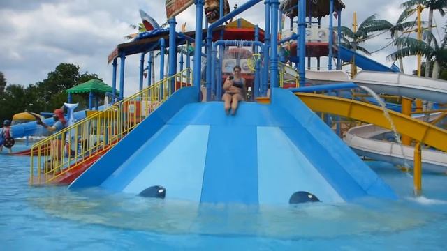 Breit-Steilrutsche :: Kegelrutsche (Wasserspielhaus) | Ölands Djur och Nöjespark Färjestaden смотреть онлайн