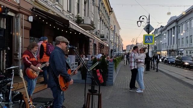 16 июля 2023 г...Вельветовые Медведи “ Velvet Bears “у летней веранды литературного кафе «Безухов» смотреть онлайн