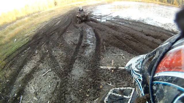 Grizzly 550 churnin' through some sticky mud смотреть онлайн