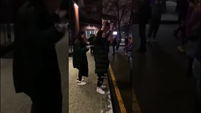 БЭЛЛУ И КОСТЬЮ ОКРУЖИЛИ С КАМЕРАМИ ПРЯМ ПОСРЕДИ УЛИЦЫ 😲 смотреть онлайн