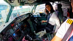 Красивая девушка пилот большого самолета
