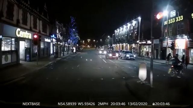 Deliveroo driver jumps red light and drives on pavement. смотреть онлайн