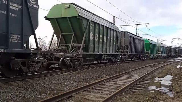2ЭС5К-397 с приветливой бригадой и грузовым поездом. смотреть онлайн