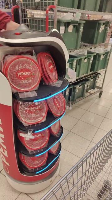 Робот кошка развозит колбасу в магазине Глобус смотреть онлайн