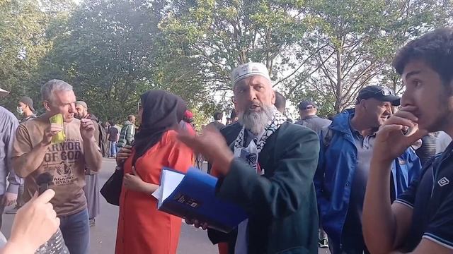 Muslim Woman gets triggered by the quran and usman cannot answer questions about it's content! смотреть онлайн