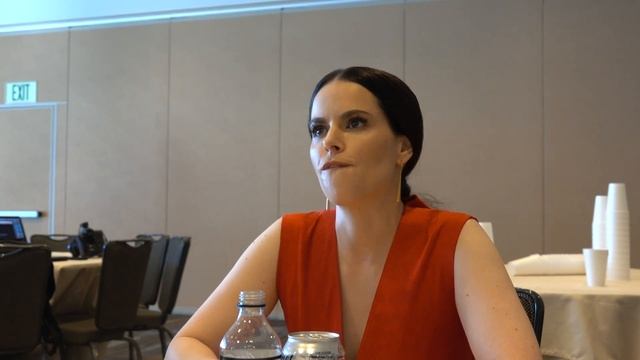 12 Monkeys - Emily Hampshire (Jennifer Goines) Interview смотреть онлайн