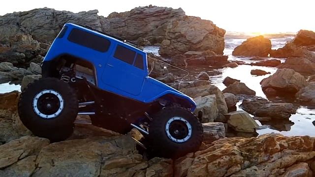 RC Dingo, Toyota and a Wraith Cruising the beach at Sunset смотреть онлайн