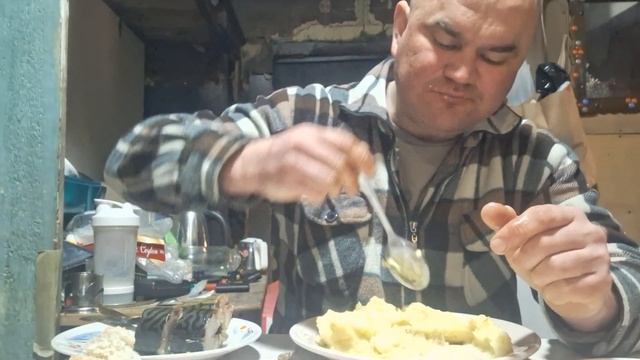 МУКБАНГ/СКУМБРИЯ ХОЛОДНОГО КОПЧЕНИЯ/ОБЖОР/КАРТОФЕЛЬНОЕ ПЮРЕ/ОБЗОР ЕДЫ смотреть онлайн