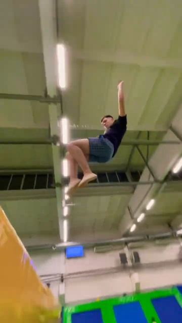 Как думаешь на какую высоту он вылетает ? 🧐#shorts #sport #trampoline #батут #спорт #flip #сальто