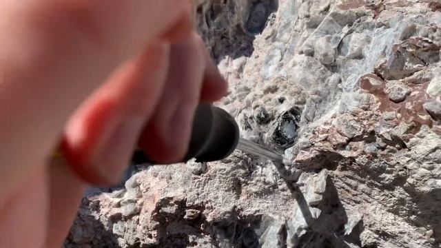 Mining obsidian in the Arizona desert смотреть онлайн
