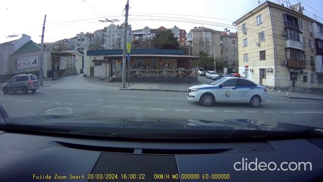 Чудак решил везде успеть и выехал на встречку смотреть онлайн