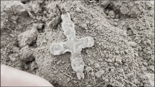 Распаханный клад средневековых медных пул, створка Энколпиона!