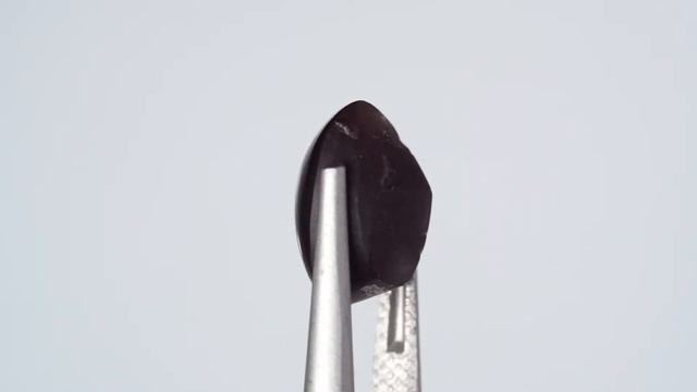 Натуральный Скаполит с кошачьим глазом овал 11.0x8.9мм 4.21ct