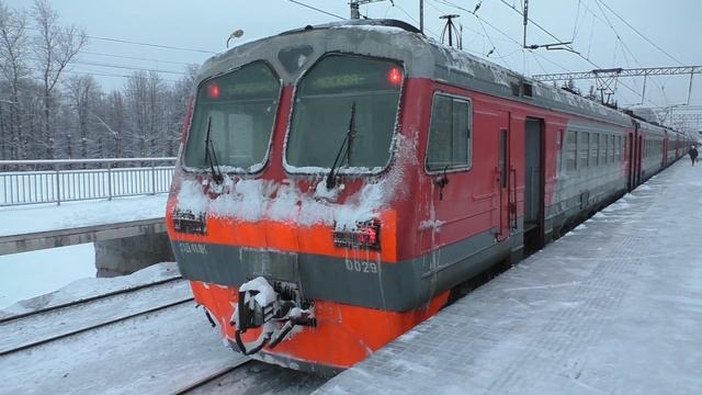 Электропоезд ЭД4МК-0029, электровоз ВЛ10У смотреть онлайн