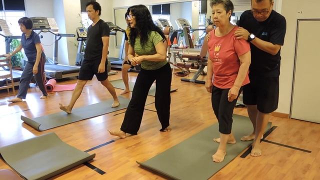 Grandma Alice Hits the Gym! (Ft. Kupuna Community Fitness) смотреть онлайн