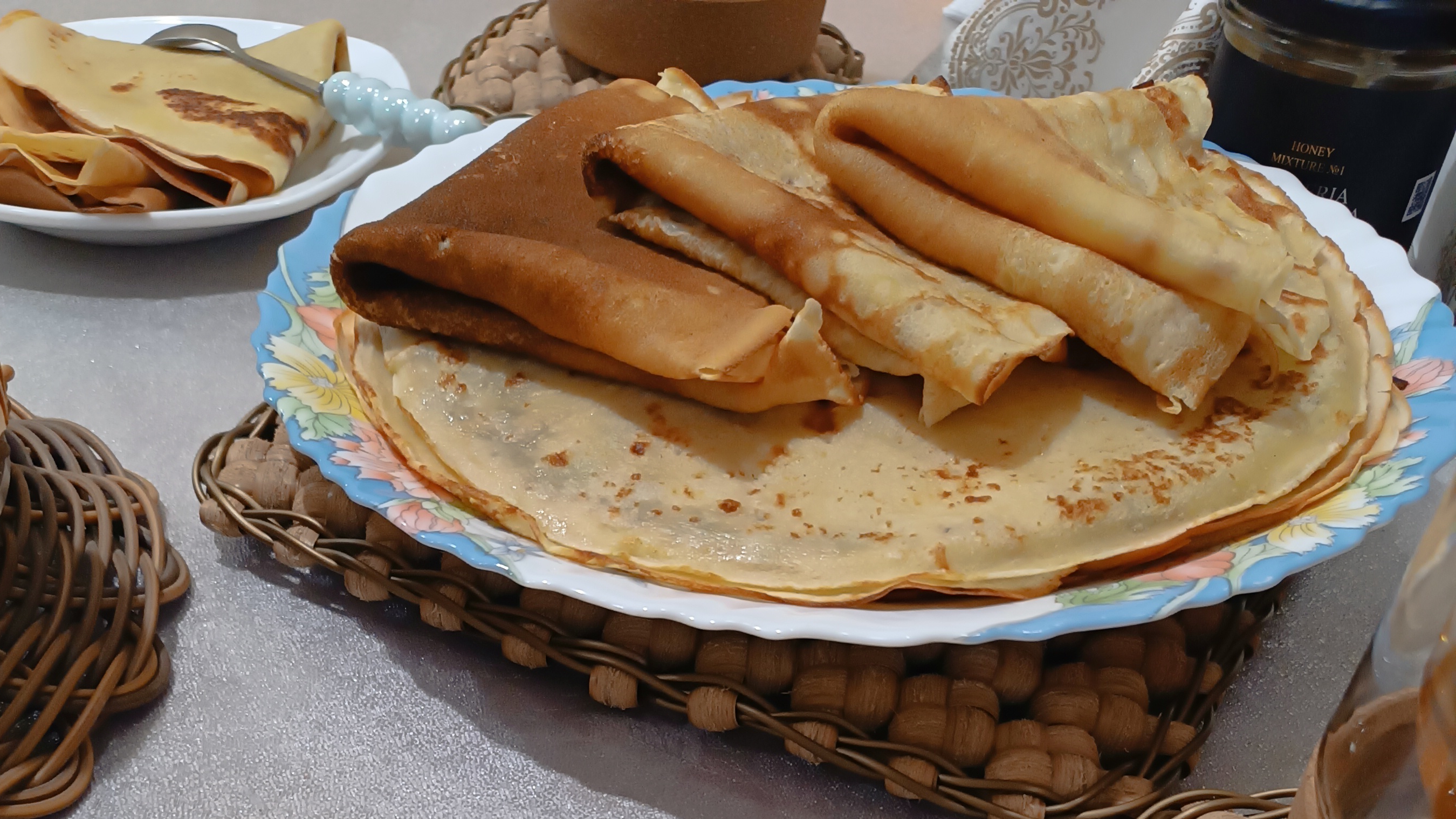 мальчишки помогают печь блины смотреть онлайн