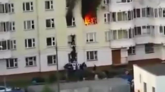 ТАДЖИК спас русского ребёнка из огня смотреть онлайн