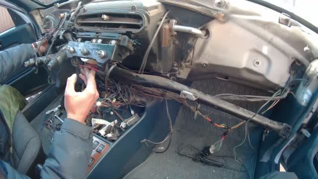 Мерседес 190 w201. Как поменять радиатор печки.Mercedes 190 how to change the radiator of the stove смотреть онлайн
