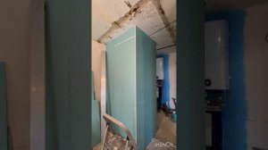 Санузел : перегородка из гипсокартона на усиленном каркасе.