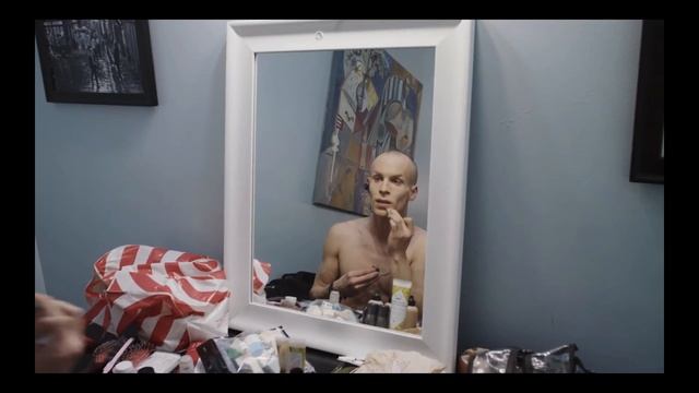 Trixie gives Katya a little kiss смотреть онлайн