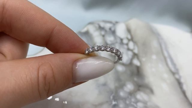 Классическая женское кольцо с бриллиантами