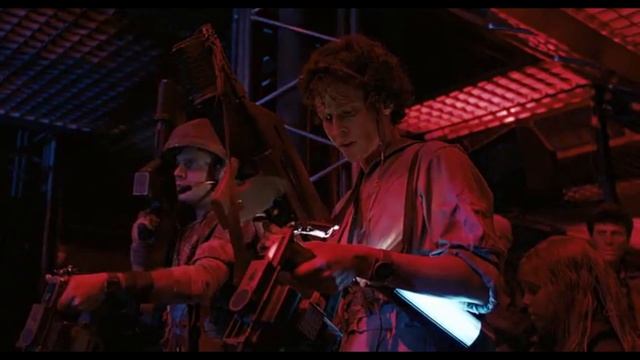 Совместил два знаменитых фильна Чужие 2 и Брильянтовая рука. смотреть онлайн