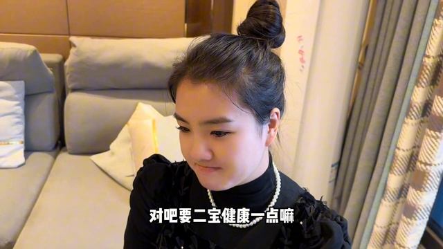小七月眼睛散光加斜视，小美夫妻俩打算赶快治疗，可能要做手术 смотреть онлайн