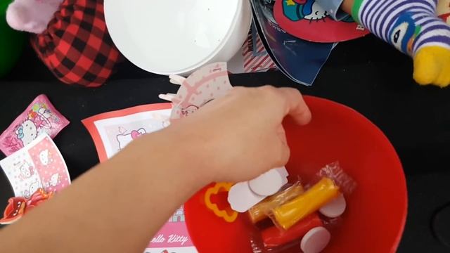 Sıla Ve Mira Süpriz Yumurtaları Arabada Açtılar | Fun Twins