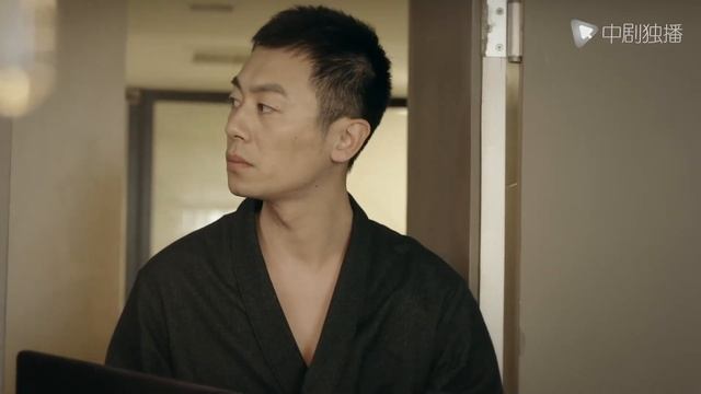 朱亚文搞办公室恋情，直接当着女老板的面疯狂秀恩爱，完全不怕被开除！ смотреть онлайн