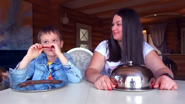 Челлендж КОНФЕТЫ CANDY CANE от Макса и Люды смотреть онлайн