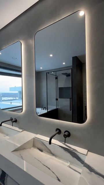 Душевое ограждение и зеркала в металлических рамах с подсветкой