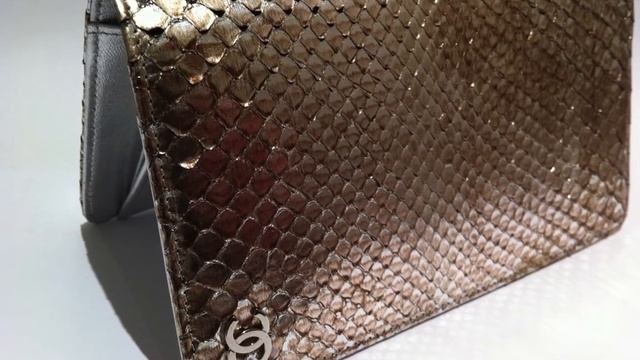 Portefeuille Chanel en python argenté au Dépôt-vente de la Muette - Paris смотреть онлайн
