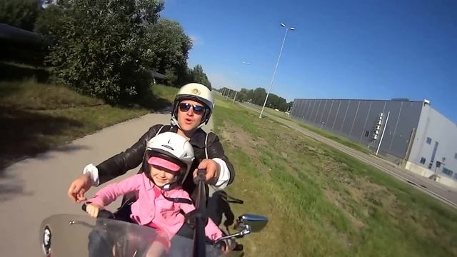 Девочка на мотороллере. Girl On Motor Scooter