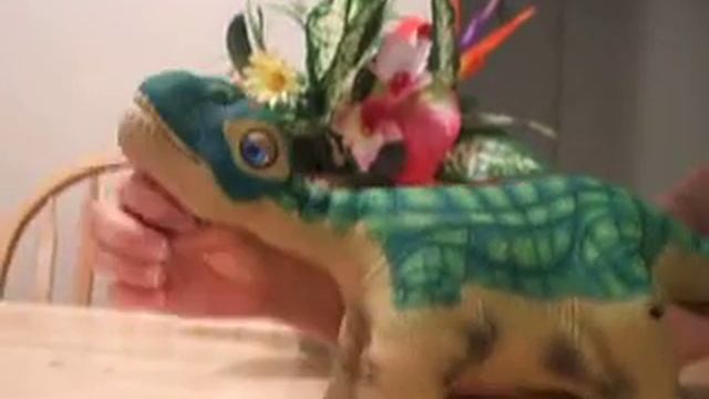 Ozzy the Pleo Dinosaur by Ugobe sings 3 times!! He is so cute!! - Sept 18 2011 (#1) смотреть онлайн