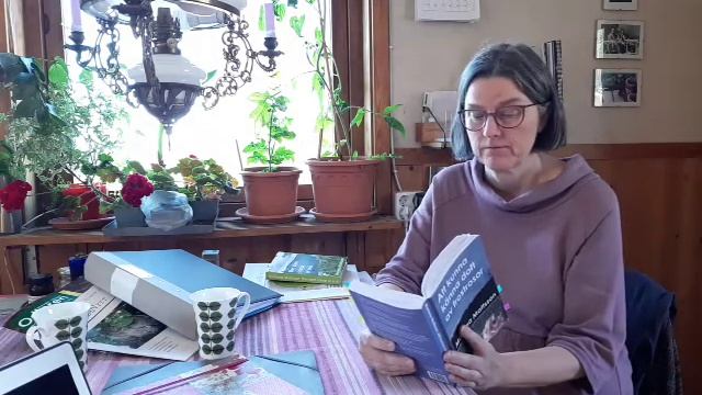 Kap 18 Byråkratikräftan slår till - Mariana Mattsson läser ur Att kunna känna doft av frostrosor смотреть онлайн