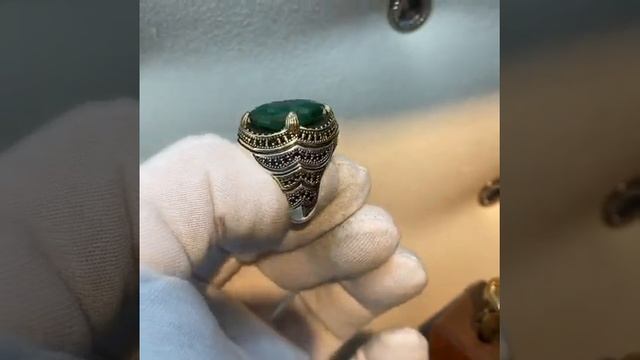 Перстень из серебра с изумрудом зелёный камень кольцо серебряное смотреть онлайн