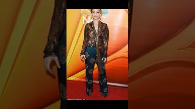 Nicole Richie flashes her bra in sheer shirt to promote Great News at NBC event смотреть онлайн