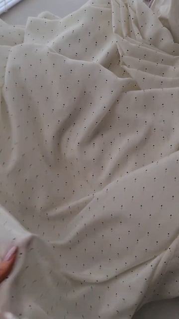 Ткань шелковый крепдешин в горошек https://italytessuti.com/tovar/8106.html смотреть онлайн