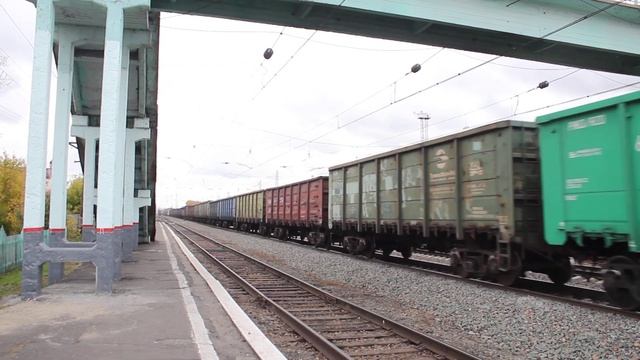 ВЛ10-842 и ВЛ10-581 со сдвоенным грузовым поездом смотреть онлайн