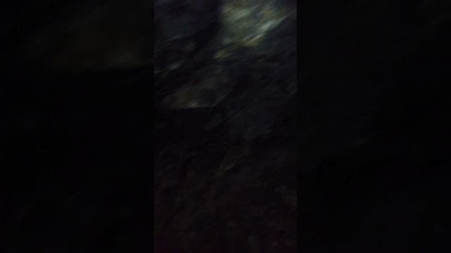 Два кальцитовых кристалика горят, как глаза в тёмной пещере в горе Алчак-Кая смотреть онлайн