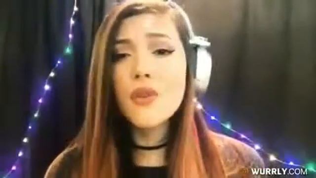 Девушка красиво поет 22